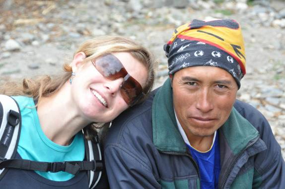 Com o Tiburço, cozinheiro e nosso guia e companheiro no último dia do trekking Santa Cruz, na Cordillera Blanca, região de Huaraz - Peru